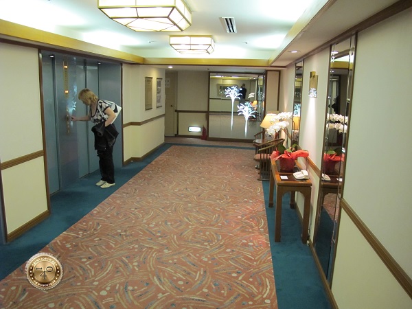 Лифтовой холл гостиницы