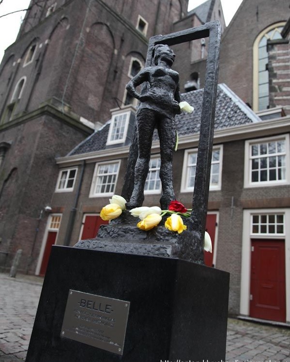 Памятник Бэле с цветами