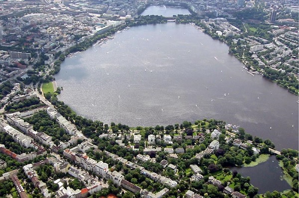 Озеро Альстер в Гамбурге