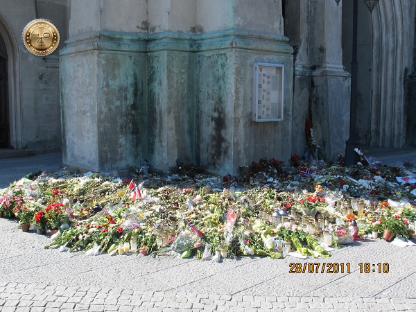 Цветы в память о жертвах теракта 22 июля 2016 г.