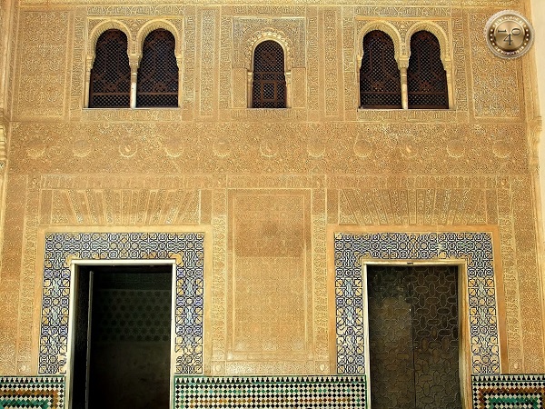 Фасад зала маркизов де Комарес в Альгамбре