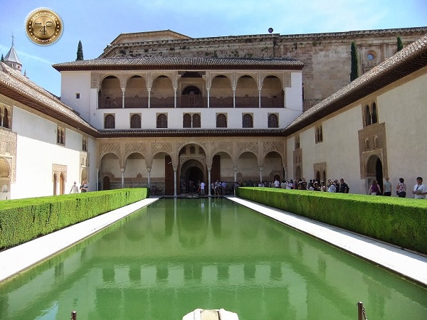 вид со стороны башни на Миртовый дворик в Альгамбре