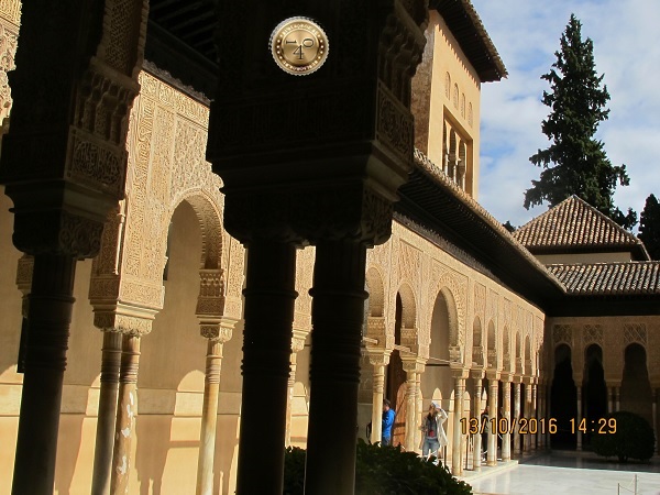 северная сторона дворика Львов в Альгамбре, Гранада
