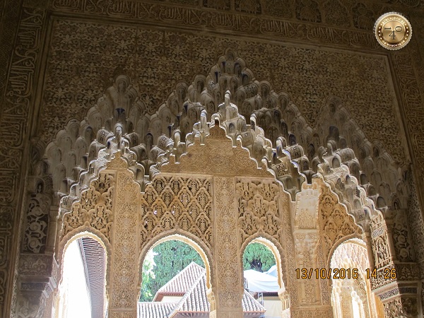 Сталактитовая арка входа во двор Львов в Альгамбре
