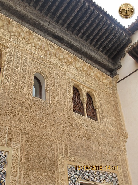 угол фасада в Альгамбре