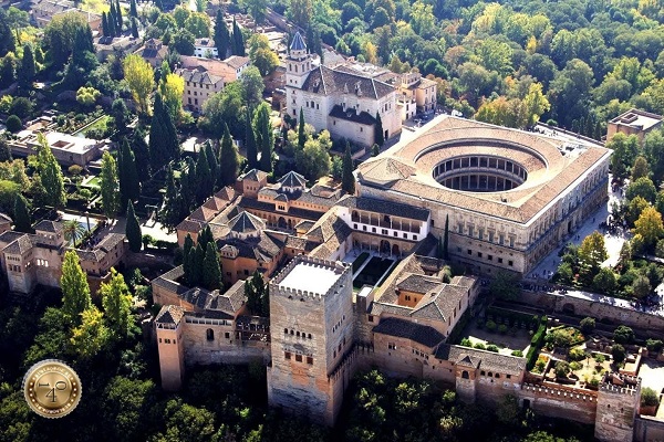вид на дворец в Альгамбре