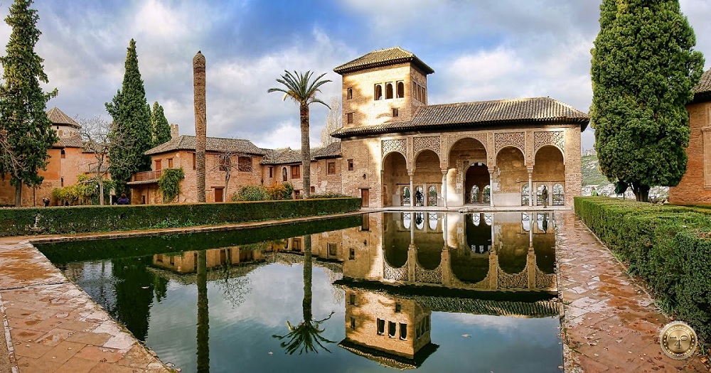 Отражение Дворца Парталь в воде пруда в Альгамбре, Гранада