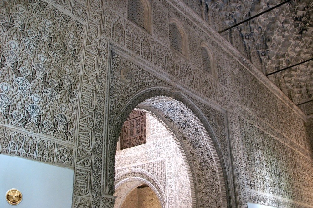 Вход в зал Ахимесов из зала Двух Сестёр в Альгамбре, Гранада