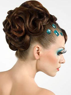 Прически на выпускной для королевы бала