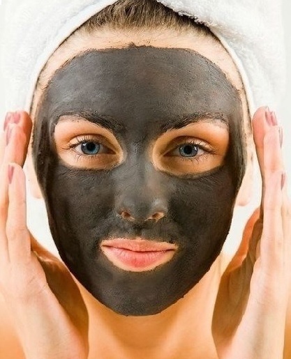 Женское лицо с маской из активированного угля