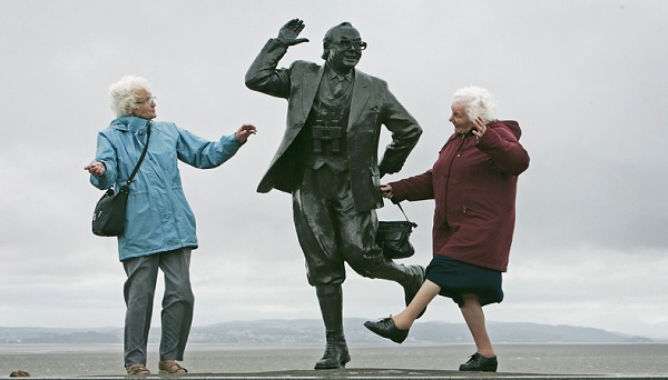 Долгожители танцуют со статуей