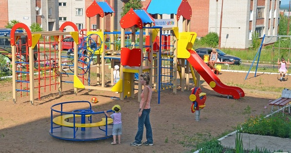Детская площадка во дворе микрорайона