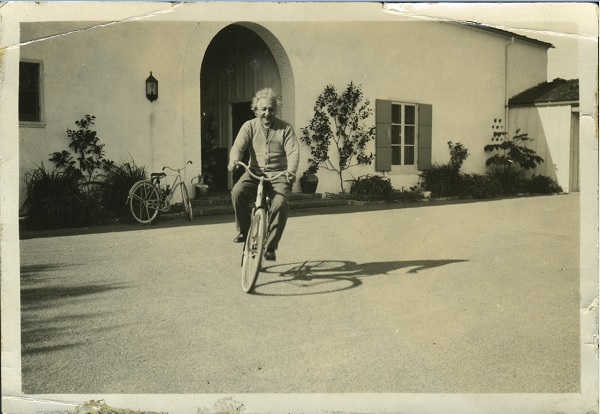 Эйнштейн на велосипеде