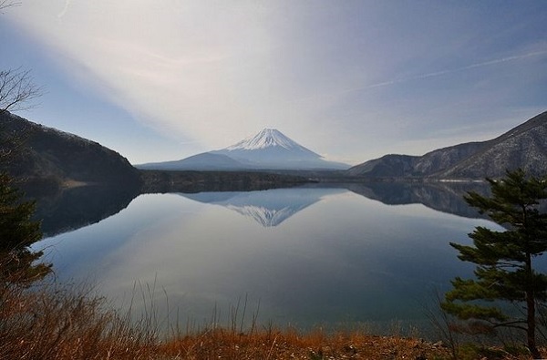 Озеро у подножия Фудзиямы