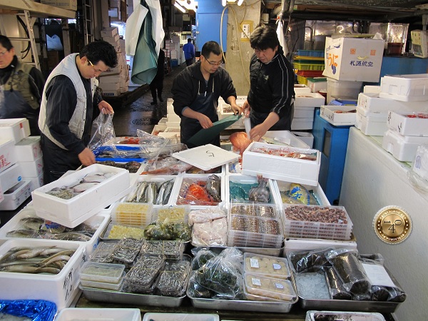 Продавцы на рыбном рынке