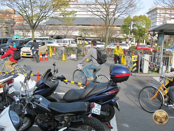 Стоянка велосипедов и мотоциклов
