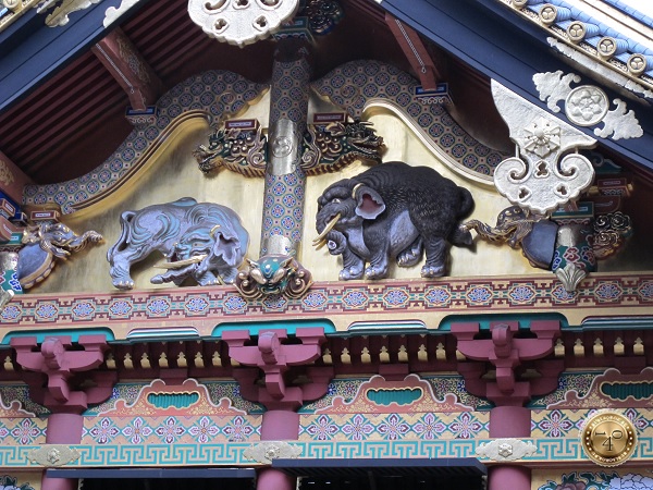 Барельефы слонов на фасаде здания