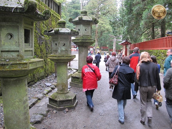 Фонари на территории храма Тосёгу
