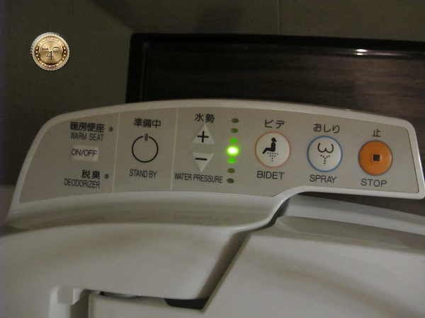 Кнопки унитаза в номере гостиницы в Японии