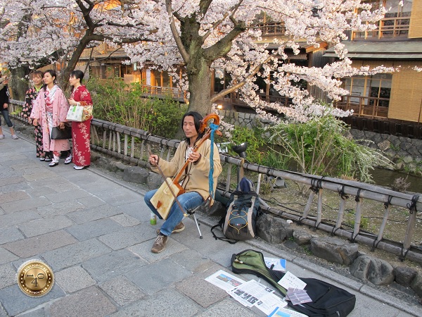 Уличный музыкант в Киото