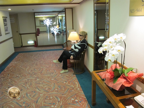 В лифтовом холле гостиницы Киото