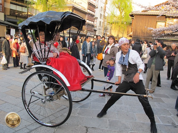 Рикша с двумя японками