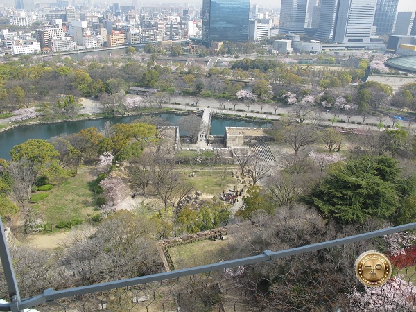 Вид на ров и крепостную стену замка Осака -дзё 
