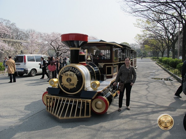 Трамвай для перевозки туристов к замку Осака-дзё