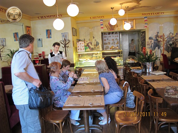 В кафе Гарсон в Санкт-Петербурге