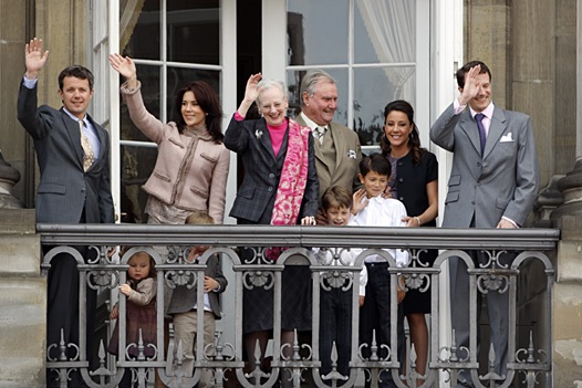 Семья королевы Дании на балконе