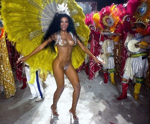 Танцовщица на карнавале в Рио