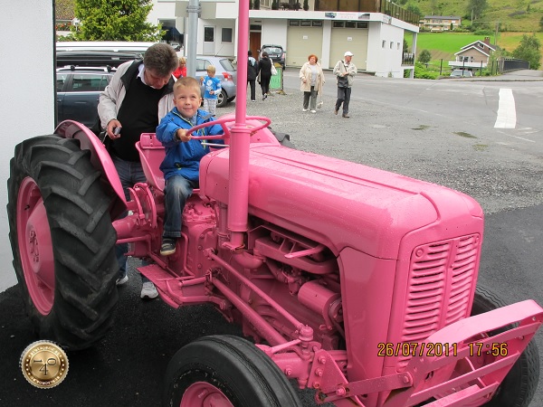 Розовый трактор