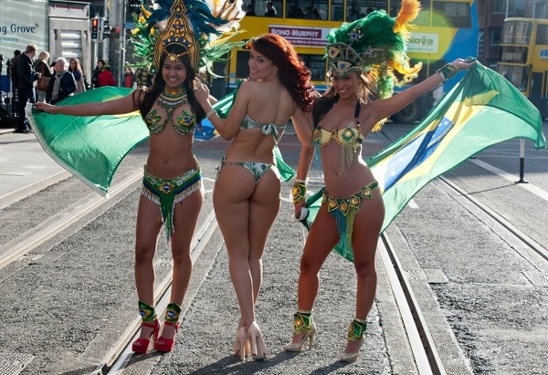 Три красотки на улице в Рио