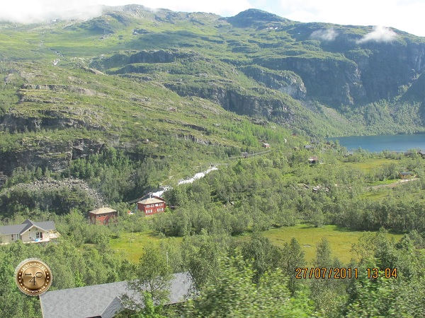 Вид на горную долину из окна поезда