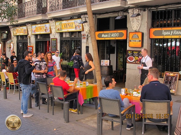 уличное кафе в Мадриде