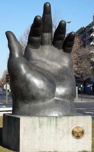 Скульптура "Рука"
