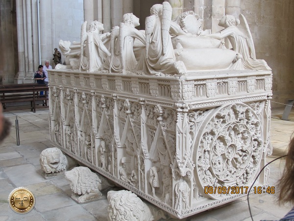 Резьба по мрамору на саркофаге Педру I