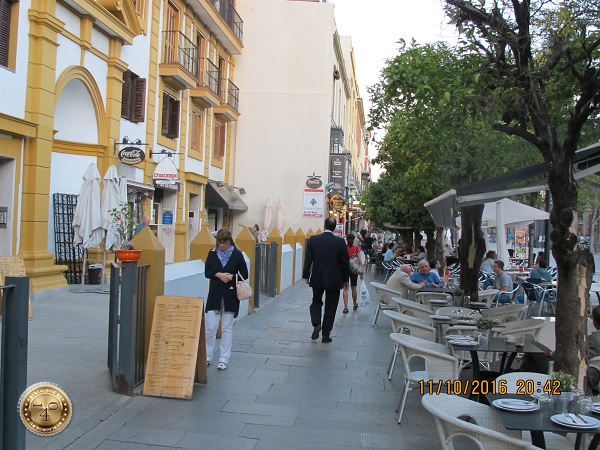 уличное кафе в Севилье