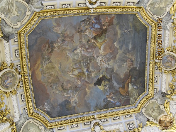 лепнина и картины на потолке музея