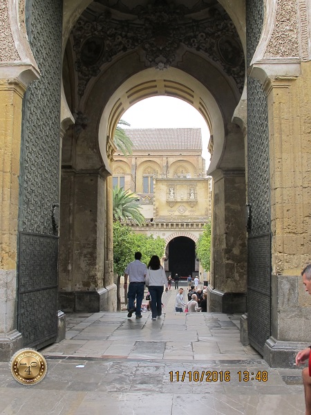 арка в арабском стиле в Месхите