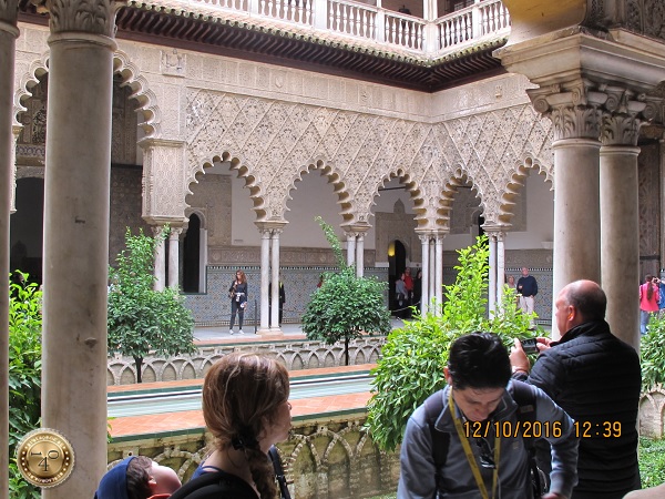 арабский дворик в Алькасаре в Севилье