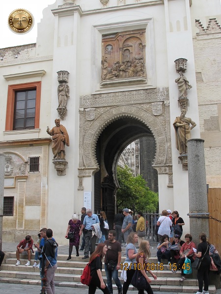 Арка над входом в кафедральный собор в Севилье