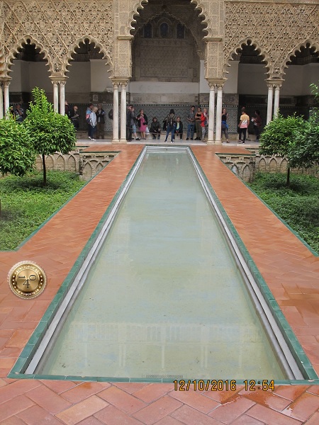 бассейн в арабском дворике в Алькасаре