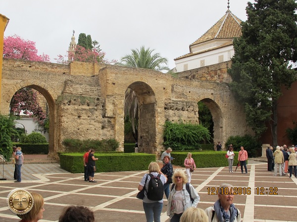 внутренний дворик Алькасара в Севилье