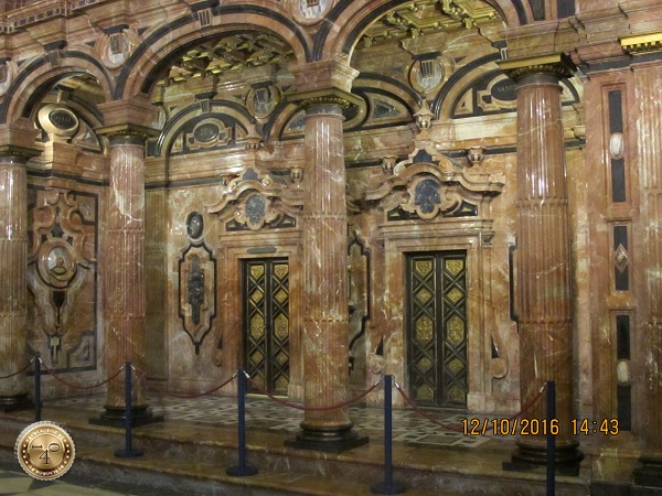 мраморные колонны в Кафедральном соборе в Севилье