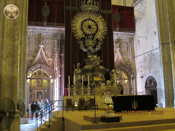 подиум в Кафедральном соборе в Севилье