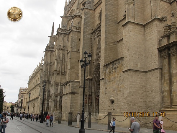 угол Кафедрального собора в Севилье