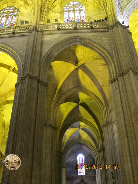 готические своды Кафедрального собора в Севилье