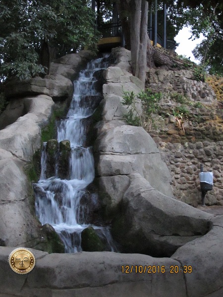 водопад в парке Марии Луизы
