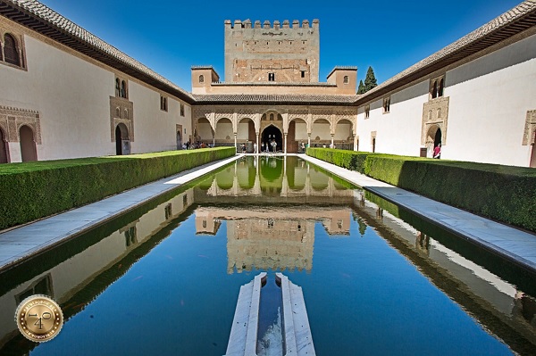 Миртовый дворик с отражением в Альгамбре